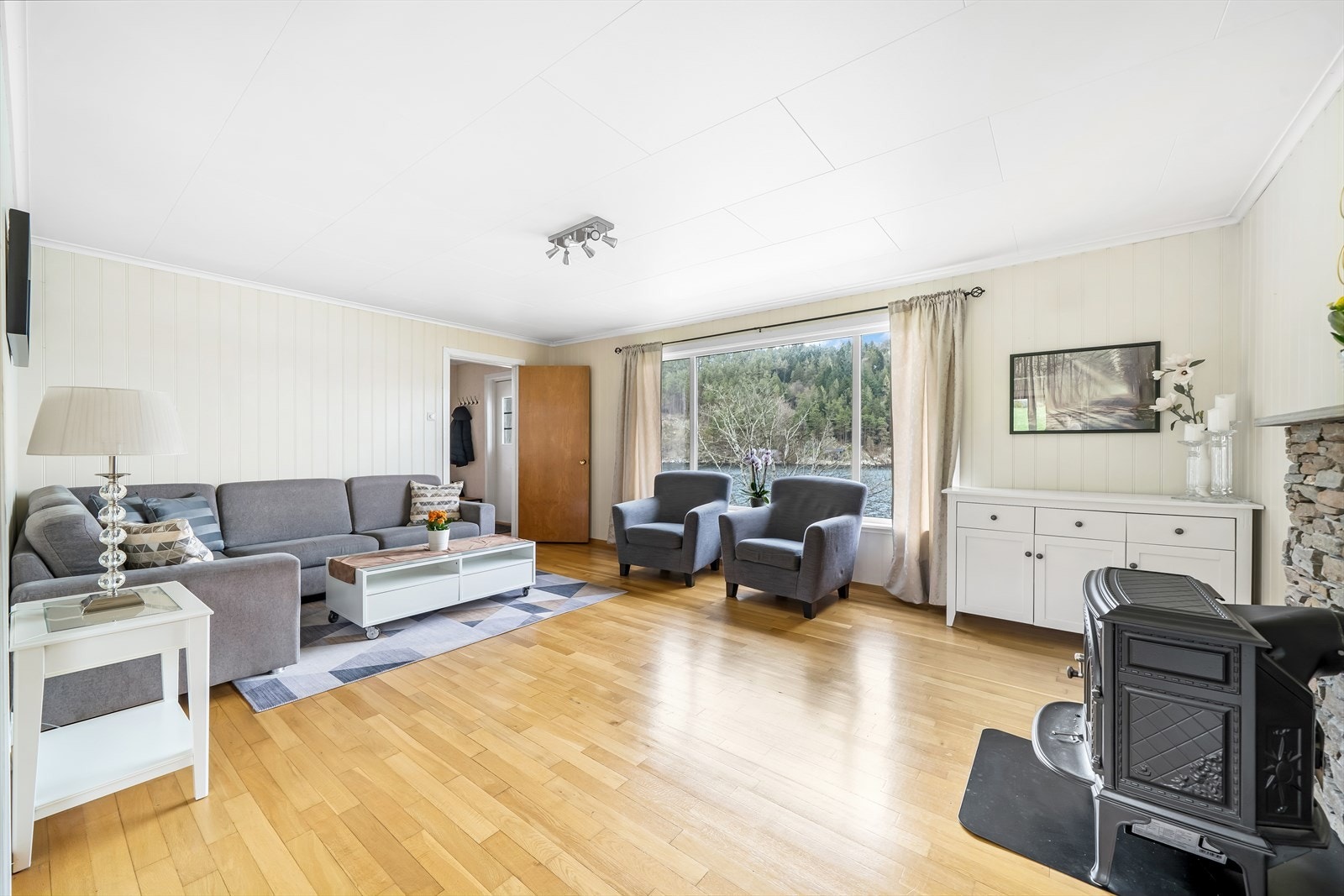 Lys og trivelig stue med vedovn. Galleribilde