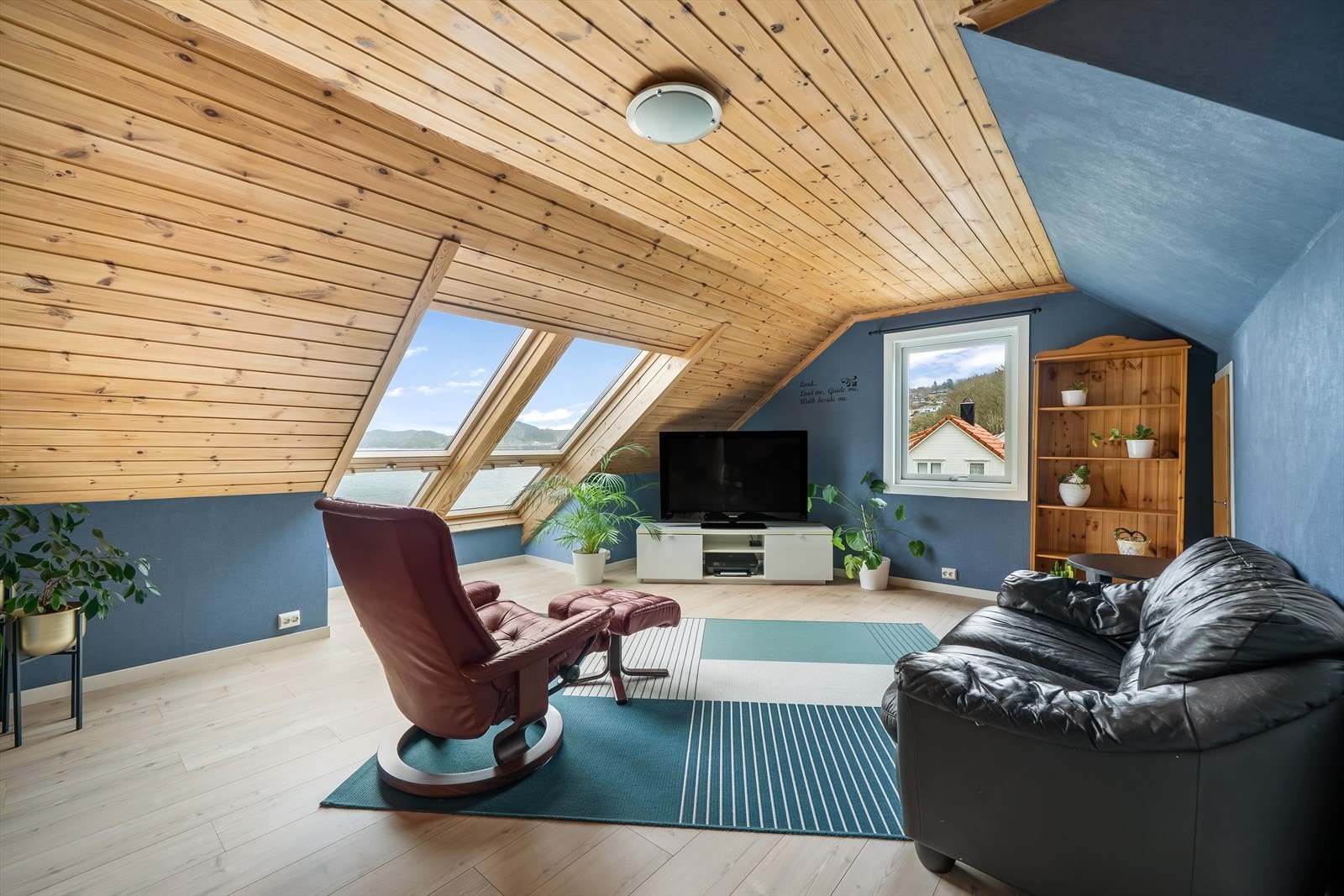 Soverom 3 av 4 benyttes i dag til tv- stue. Galleribilde