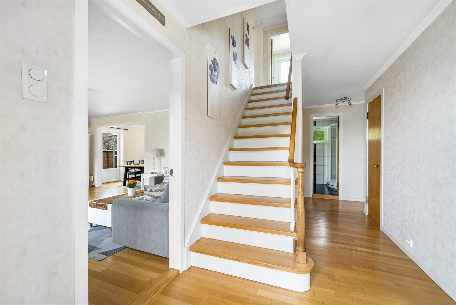 Flere originale detaljer er ivaretatt. Bl.a. gulv og trappen opp til 2. etasje. Galleribilde