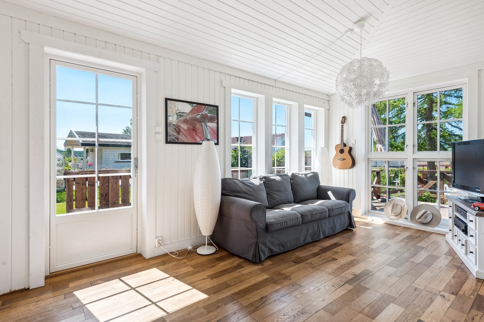 Fra kjøkkenet har du også videre adkomst til en stue som også passer perfekt som en spisestue. Stuen har parkett på gulv med gulvvarme, lyse overflater og store vindusflater mot to ulike himmelretninger som sørger for et fint lysinnslipp. Galleribilde