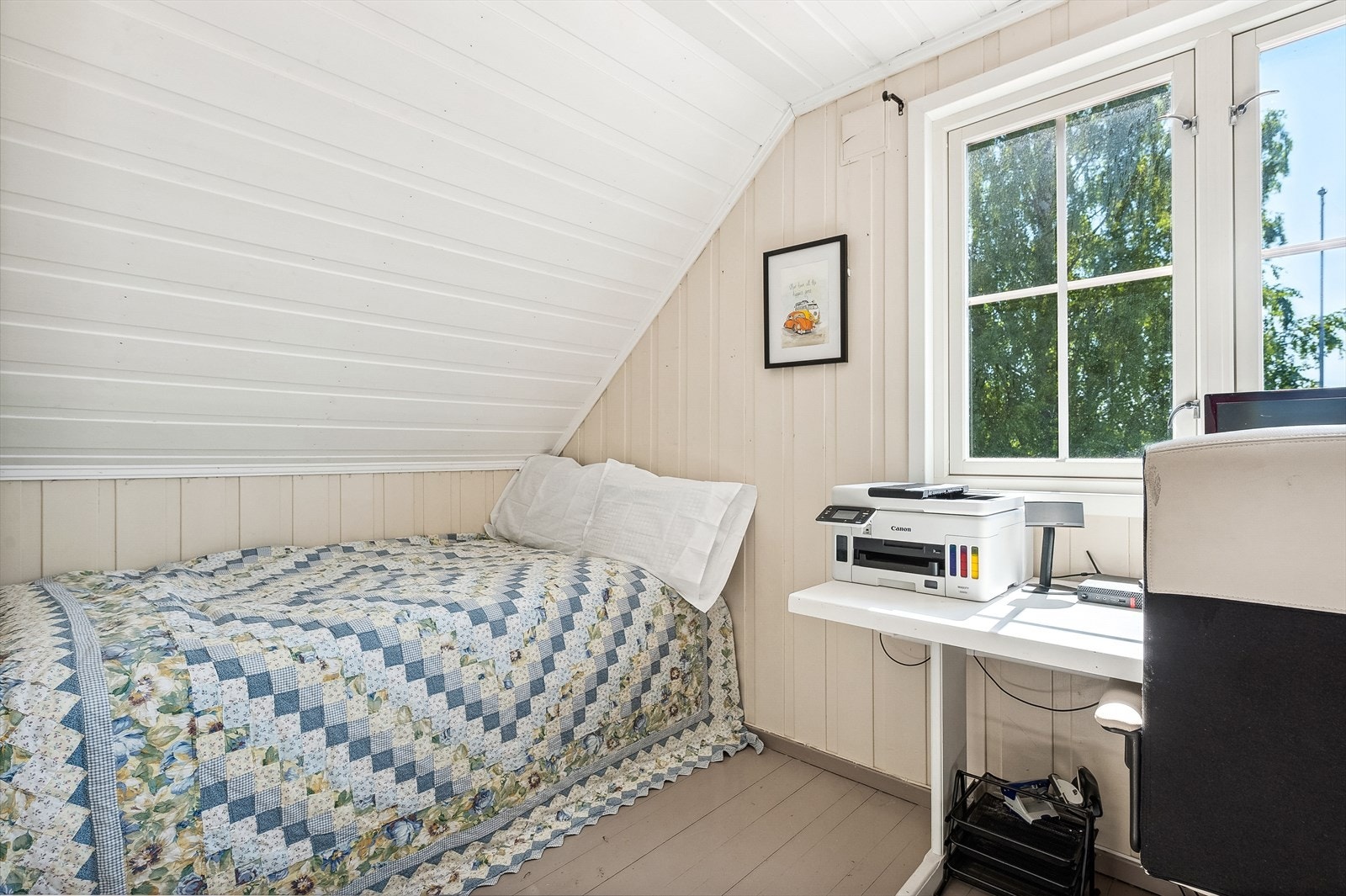 Soverommene har god standard med parkett på gulv og lysmalte overflater. Galleribilde