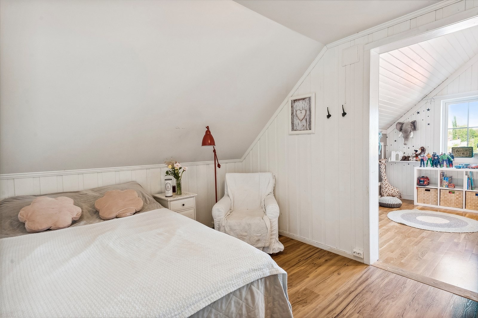 Fra stuen har du videre adkomst til et koselig rom innredet med dobbeltseng. I byggetegningene er det tiltenkt at stuen utenfor fungerer som et stort hovedsoverom med balkong og at dette rommet er en tv-stue eller omkledningsrom. Galleribilde