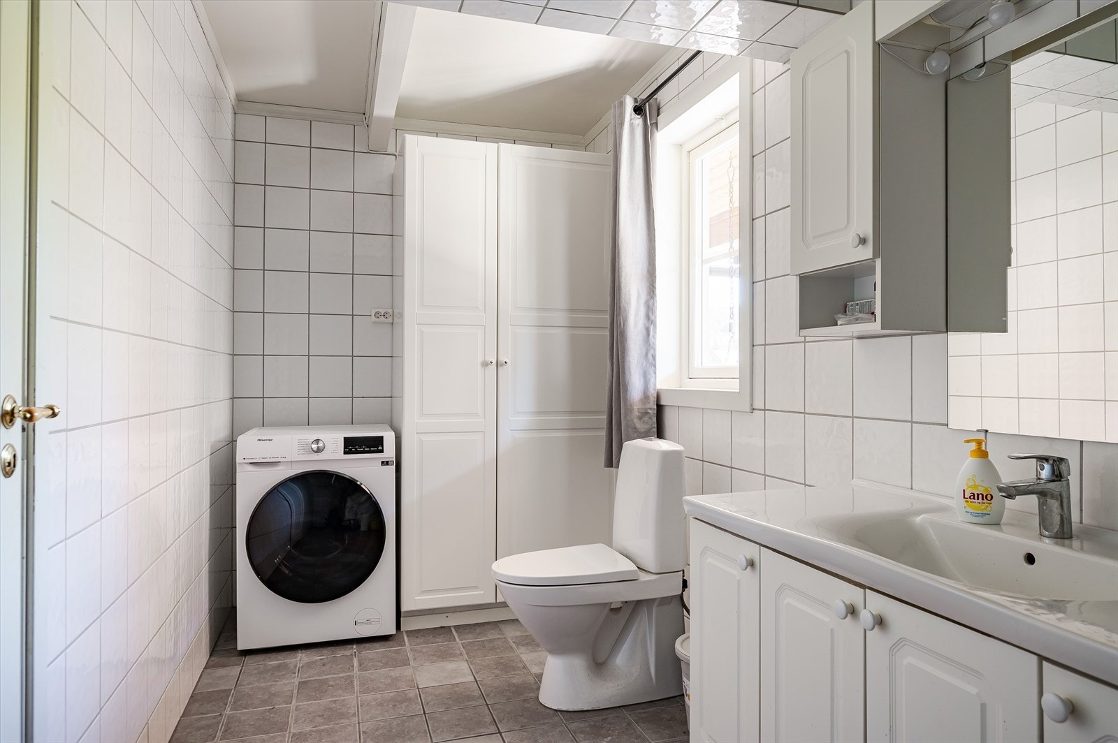 Bad i hybel 1. etasje med toalett, servant og opplegg for vaskemaskin Galleribilde