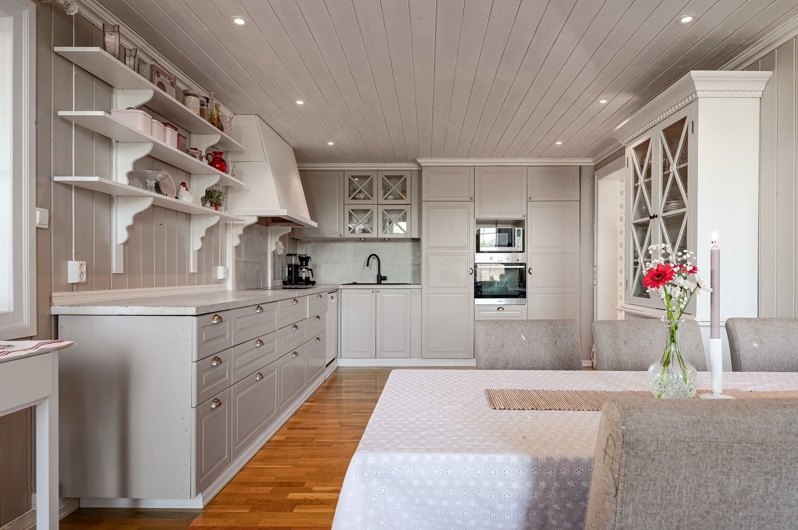 Moderne og fint kjøkken med integrerte hvitevarer. Hoveddel. Galleribilde