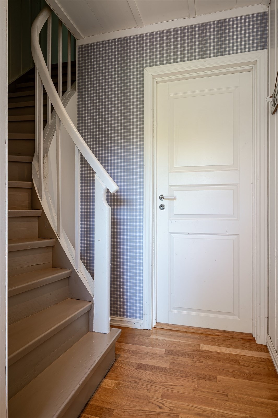 Inngang leilighet i 2. etasje. Galleribilde