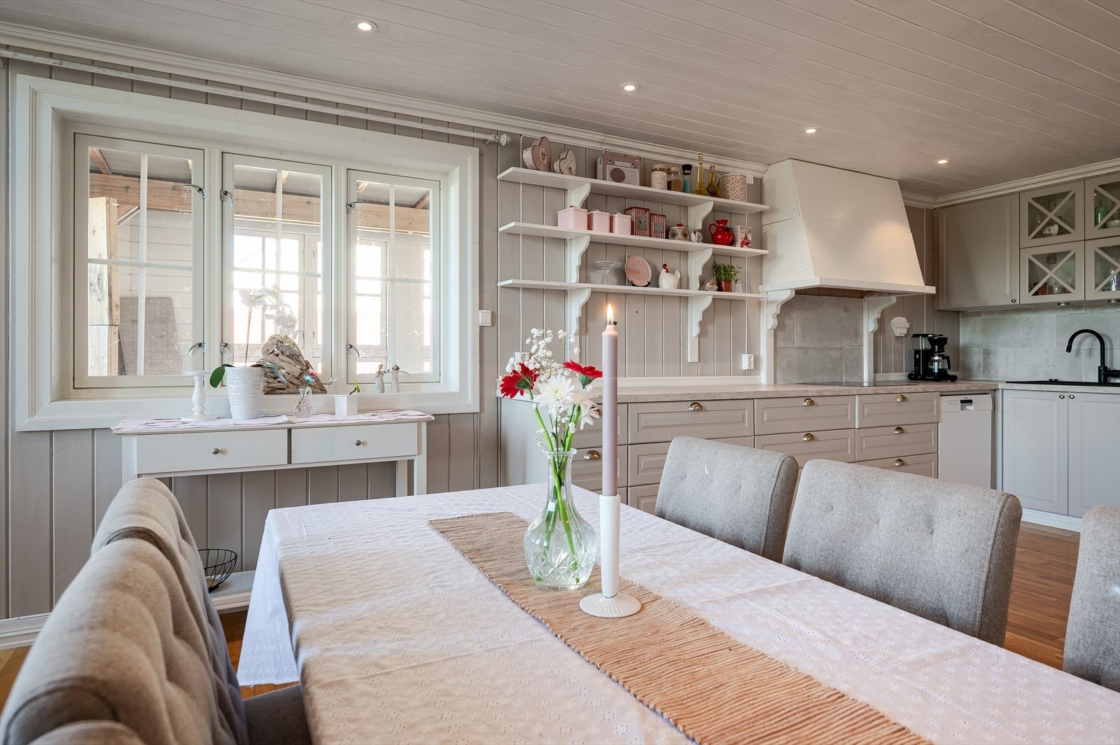 Nytt kjøkken med profilerte fronter. Galleribilde