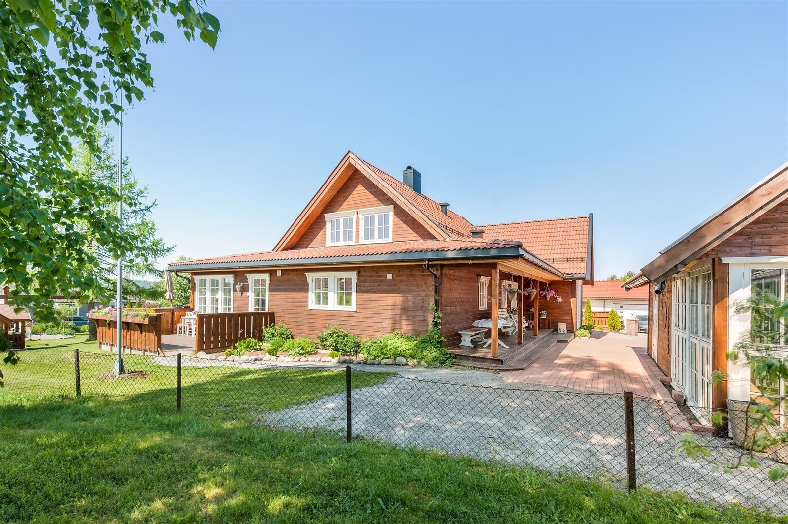 Du ønskes velkommen inn via et hyggelig overbygget inngangsparti med en flott terrasse. Brosteinsbelagt gårdsplass. Galleribilde