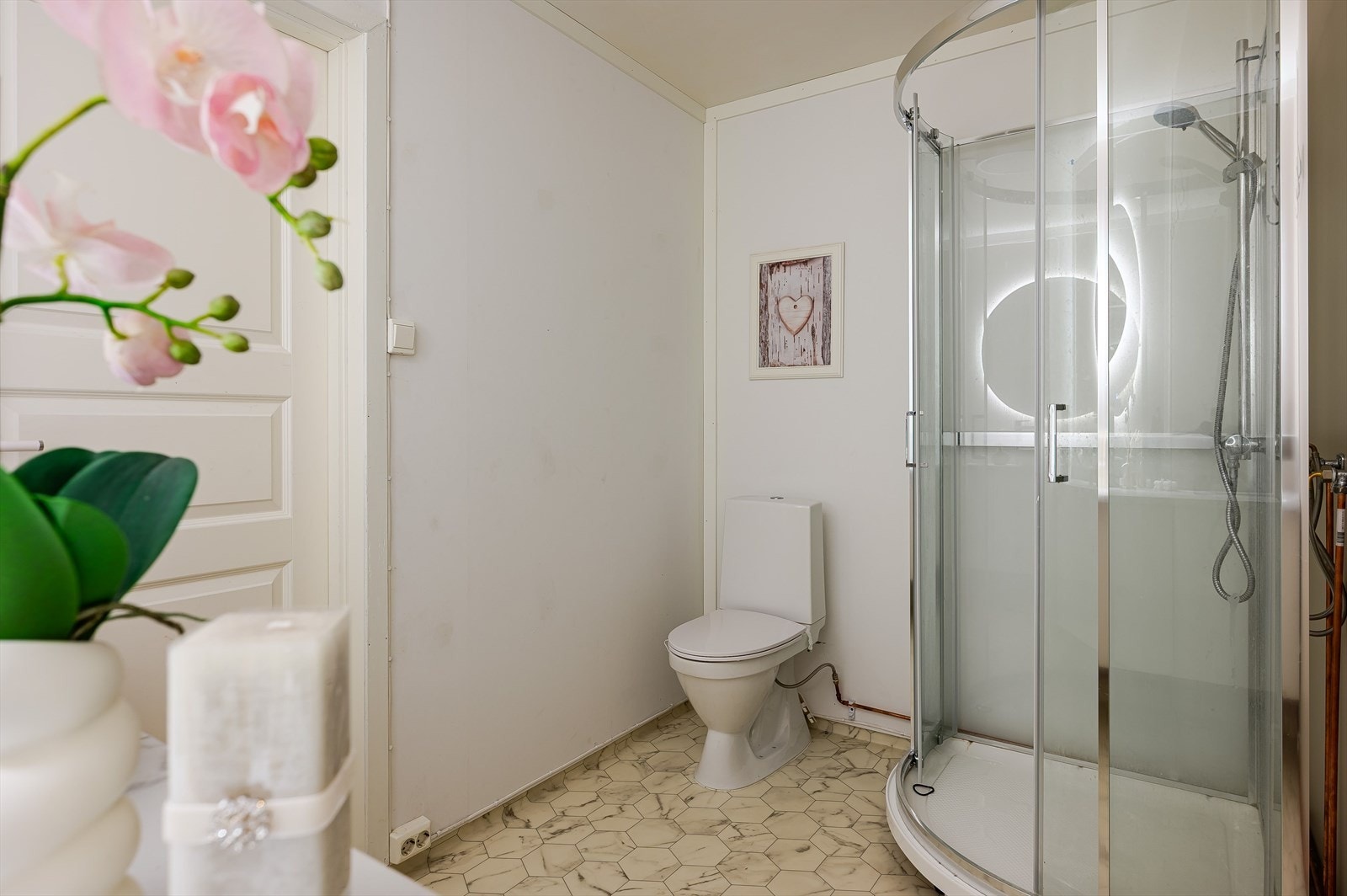 Badet i 1. etasje i hoveddelen. Badene i huset er laget i samme stil. Tatt i bruk desember 2024. Galleribilde