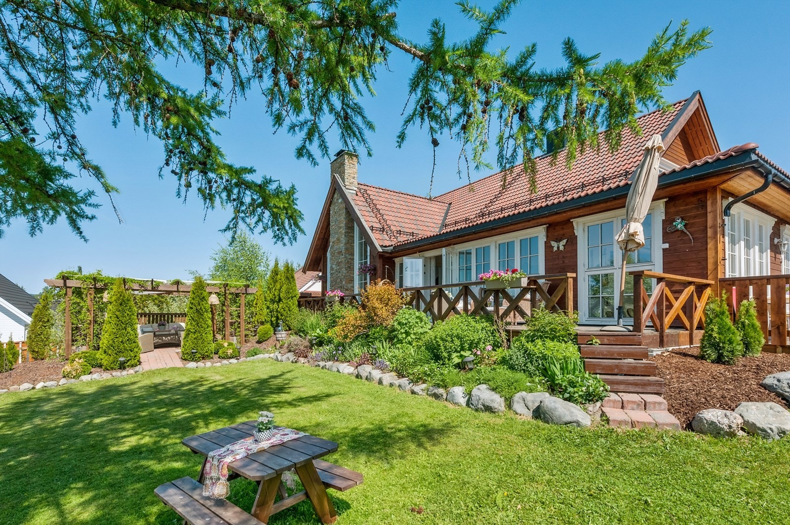 Boligen holder en gjennomgående god standard og har en familievennlig planløsning over 2 plan samt kjeller. Gjennomtenkte løsninger, høy standard og flotte detaljer gjør dette til et hjem hele familien vil stortrives i! Galleribilde