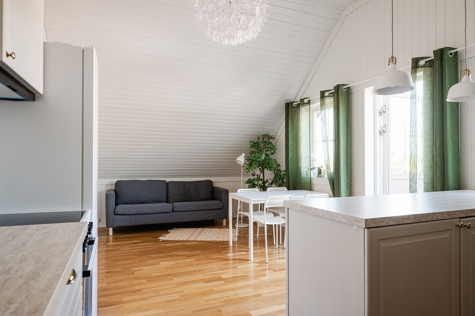 Med utgang til balkong. Midlertidig brukt som utleie kjøkken/stue. Kan tilbakeføres som soverom/loftstue. Galleribilde