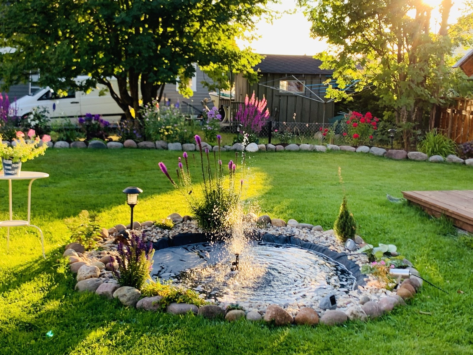 Hagen er svært pent opparbeidet med plen, blomsterbed og diverse beplanting. (selgers private bilde) Galleribilde