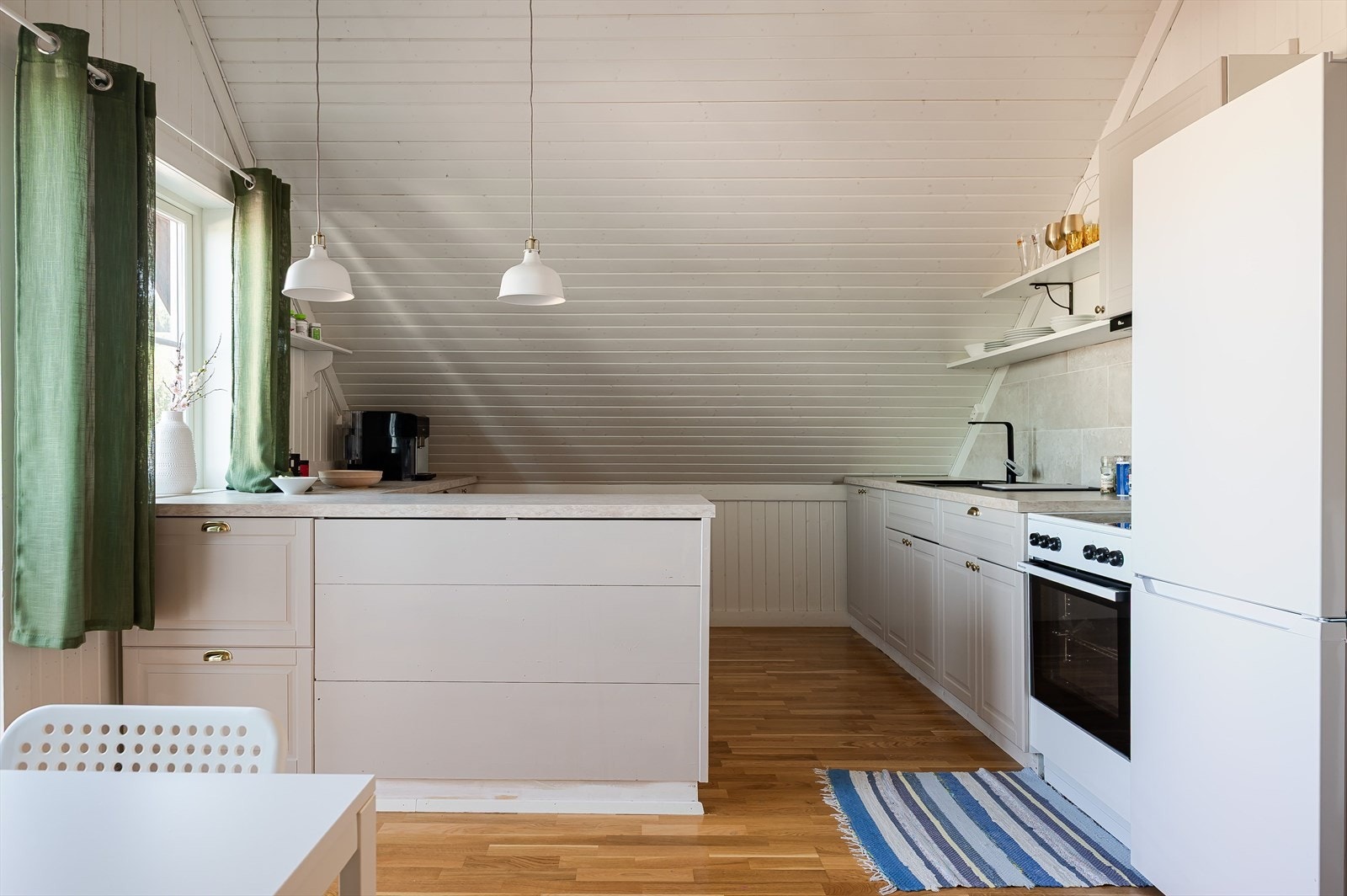 Moderne kjøkken med profilerte fronter. Midlertidig brukt som utleie kjøkken. Kan tilbakeføres som soverom/loftstue. Galleribilde