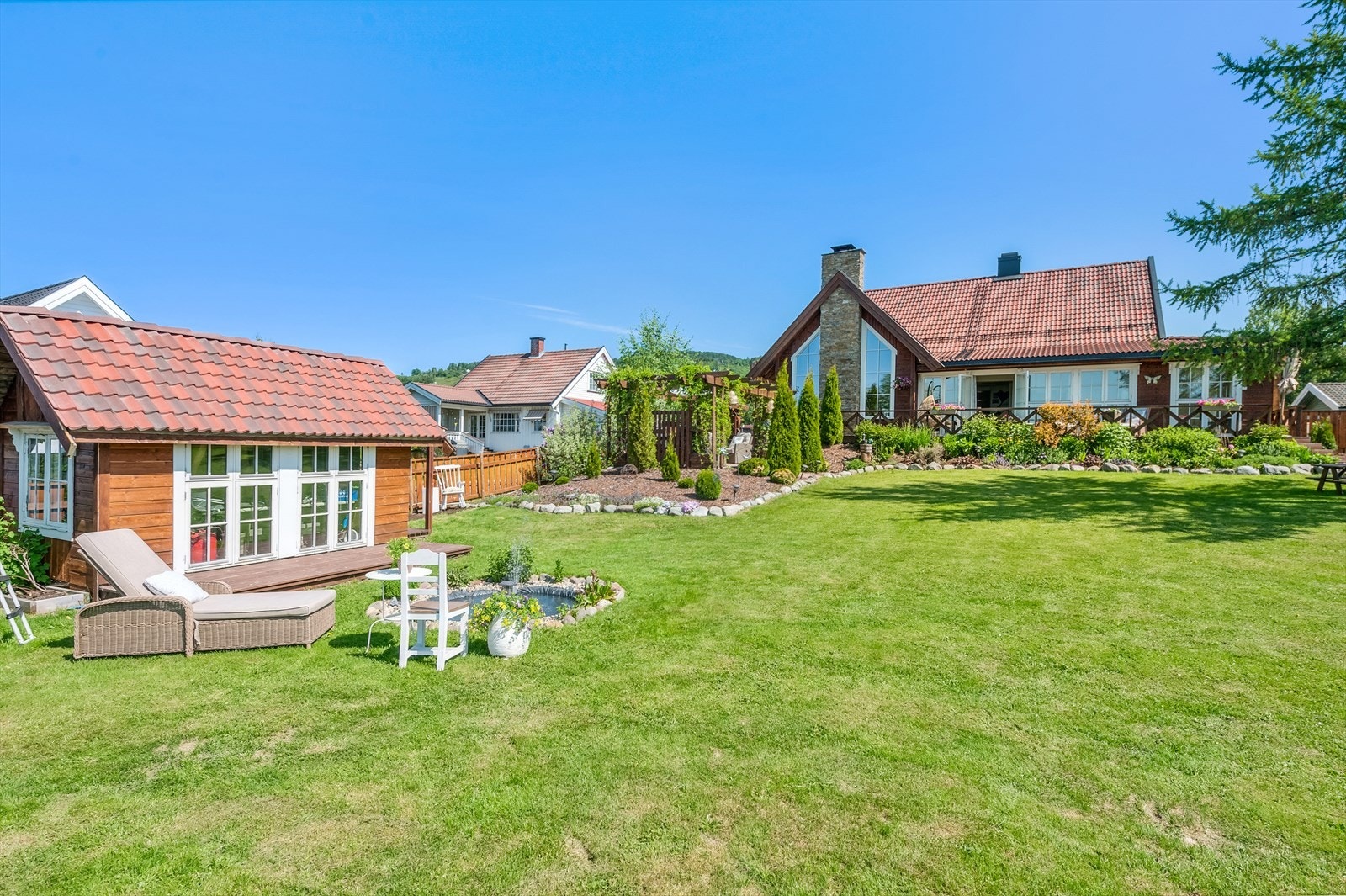 Eiendommen er bebygd med en stor og meget flott enebolig som er påbygd og vesentlig oppgradert i senere tid, en dobbelgarasje på 44m² og et uthus/anneks på 9m². Galleribilde