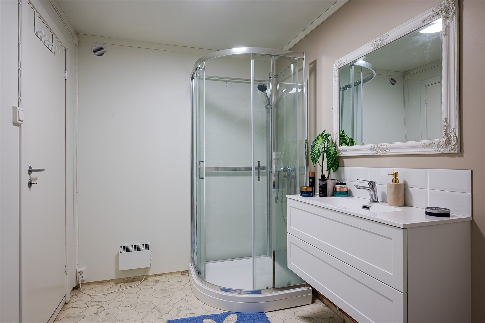 Bad i 2. etasje med servant, dusjkabinett og toalett. Galleribilde