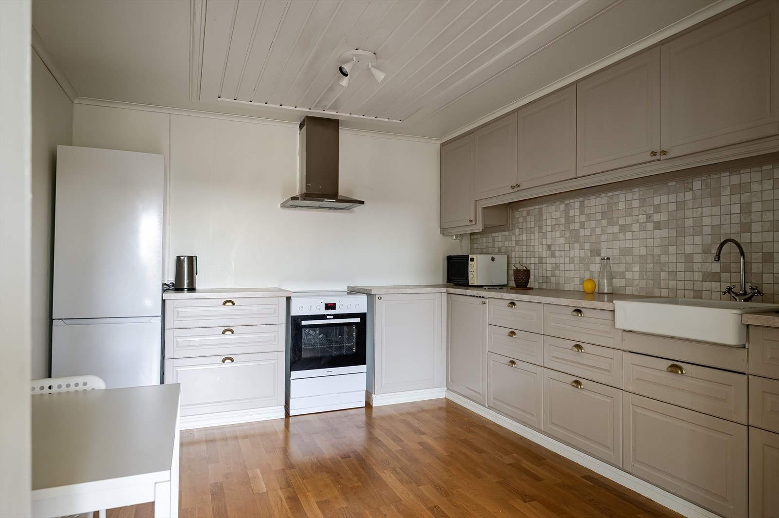 Kjøkken hybelleilighet 1. etasje. Fint kjøkken med profilerte fronter. Galleribilde