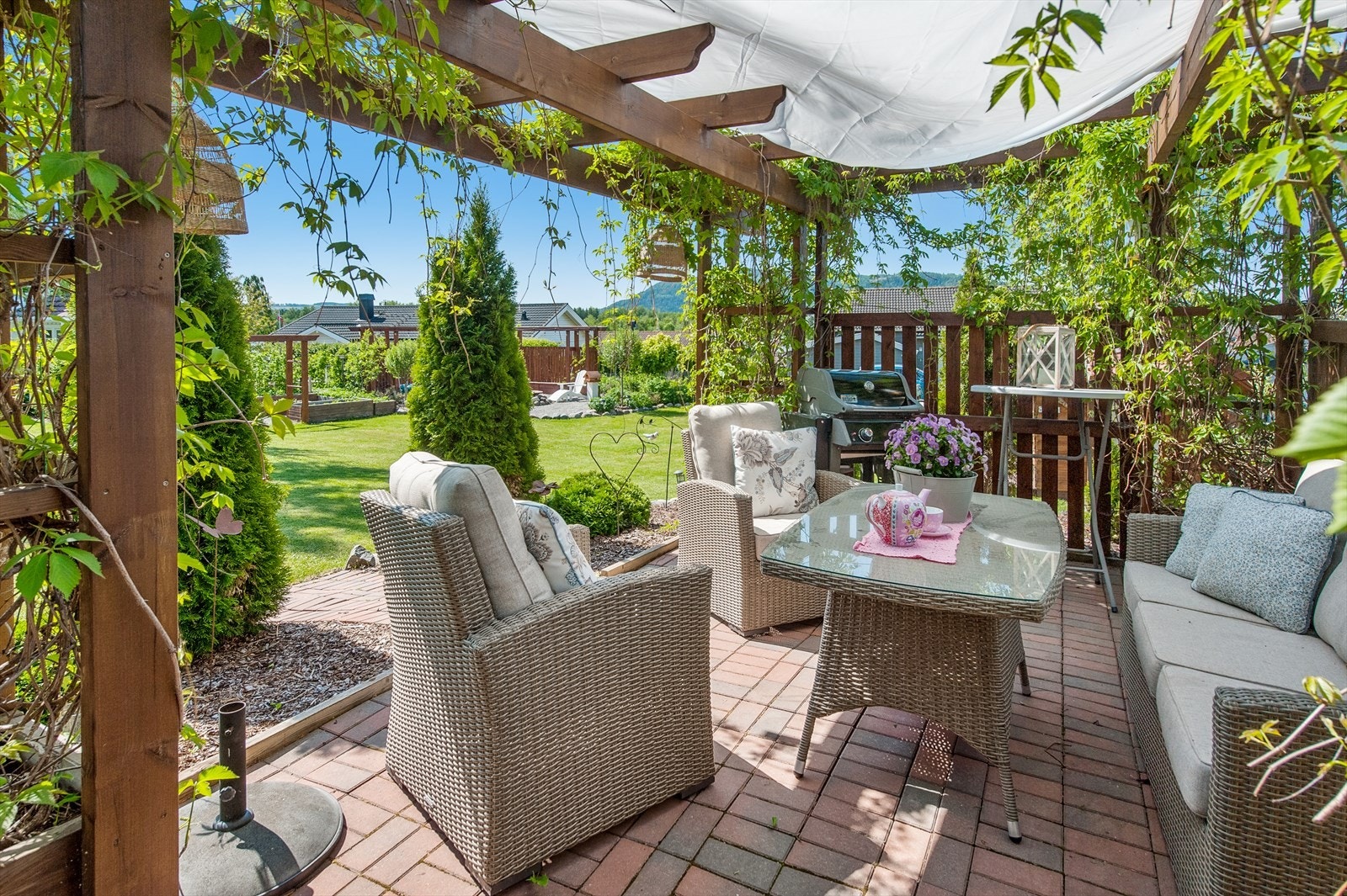 Usjenert og koselig steinbelagt uteplass. I hagen har du også et fint uthus på 9m² som kan benyttes som et anneks eller redskapsbod. Galleribilde