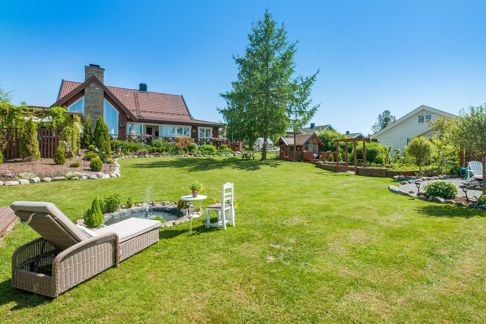 En stor og flott eiendom som er parkmessig pent opparbeidet med flere solrike uteplasser. Galleribilde