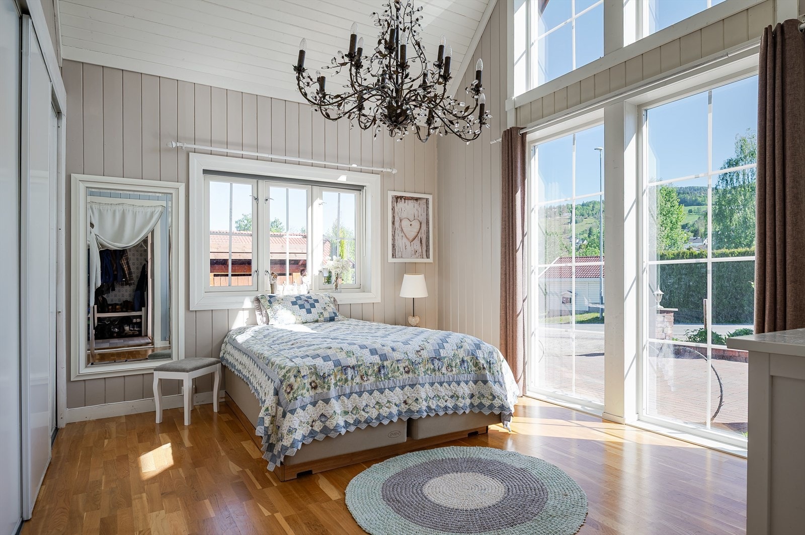 Soverom i 1. etasje med mye lysinnslipp. Hoveddel. Galleribilde