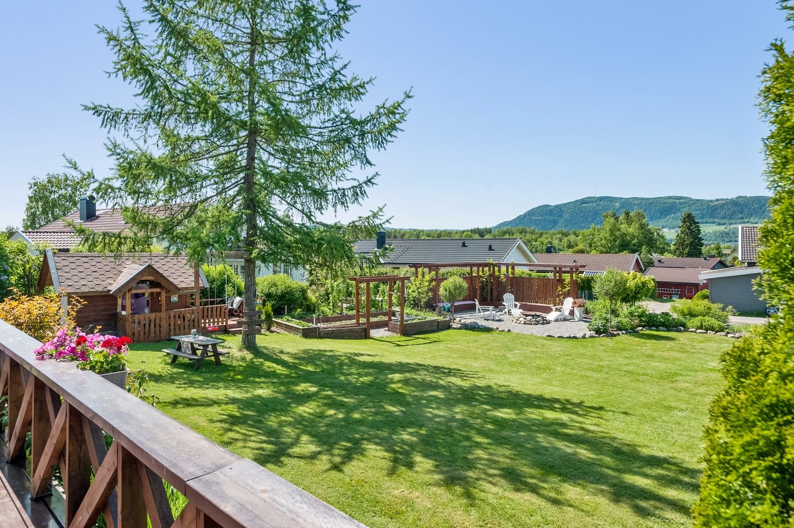 Fra stuen har du adkomst til en hyggelig nordvestvendt balkong med deilig kveldssol. Balkongen har impregnerte terrassebord på gulv, rekkverk i treverk og plass til sittegruppe etter eget ønske og behov. Galleribilde