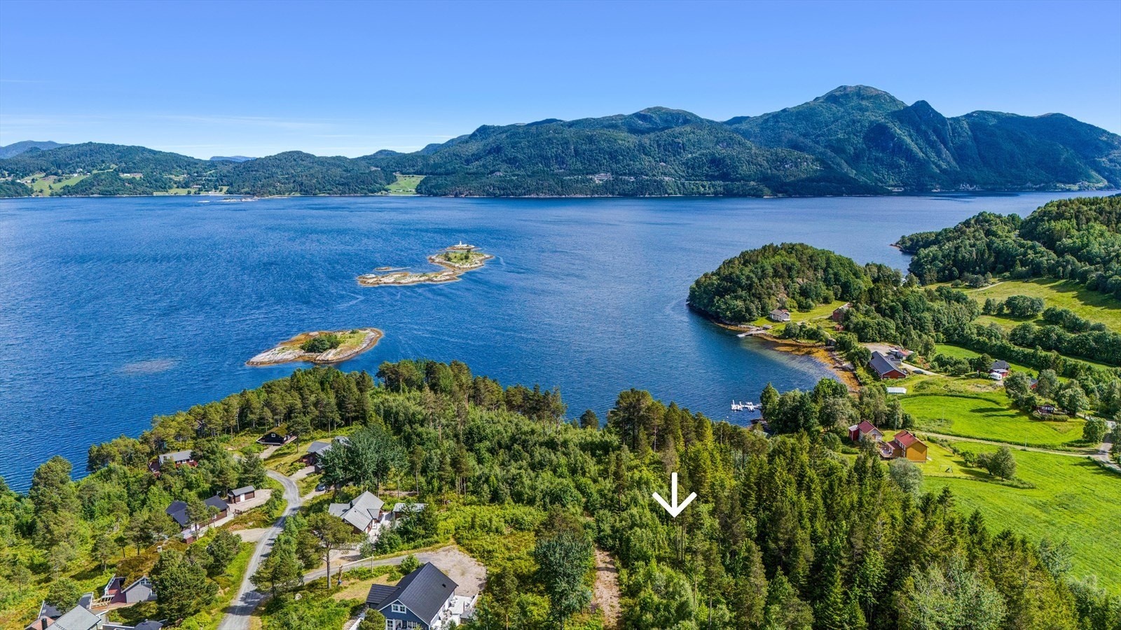 Ta kontakt med megler for tomtevisning eller mer informasjon! (NB! Pilen viser ca-beliggenhet av tomten. Se eiendomskart for spesifikke tomtegrenser) Galleribilde