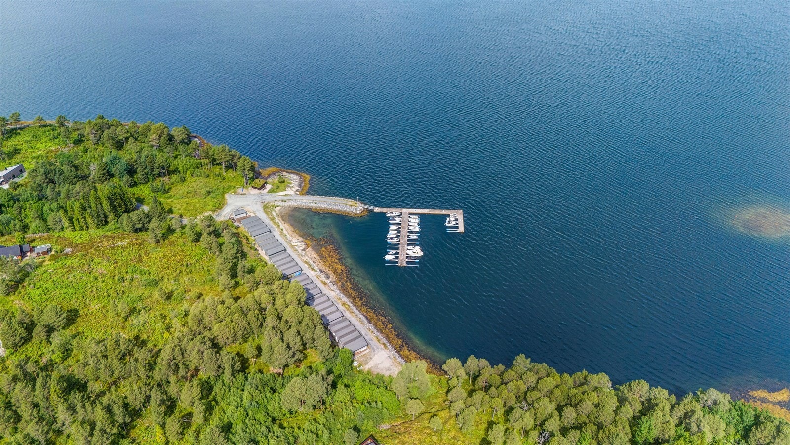 Båtanlegg opparbeidet ved sjøen, med mulighet for båtplass. Galleribilde