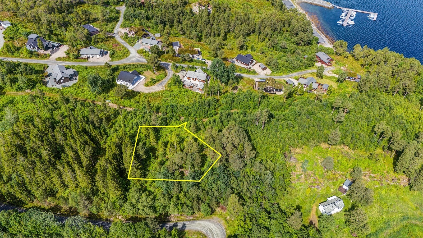 Aktiv Eiendomsmegling v/ Erik Ulseth ønsker velkommen til Klokkarvegen 5! (NB! Markert omriss er omtrentlig. Se eiendomskart for spesifikke tomtegrenser). Foto: André T. Ormset-Paredes Galleribilde