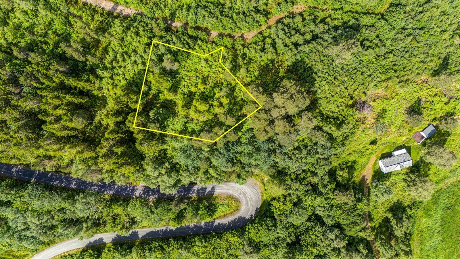 Tomten med ca-omriss. Se eiendomskart for spesifikke tomtegrenser Galleribilde