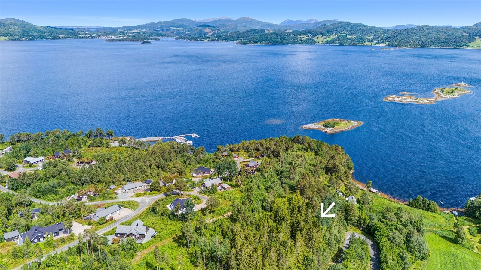 Pilen viser ca-beliggenhet av tomten. Se eiendomskart for spesifikke tomtegrenser Galleribilde