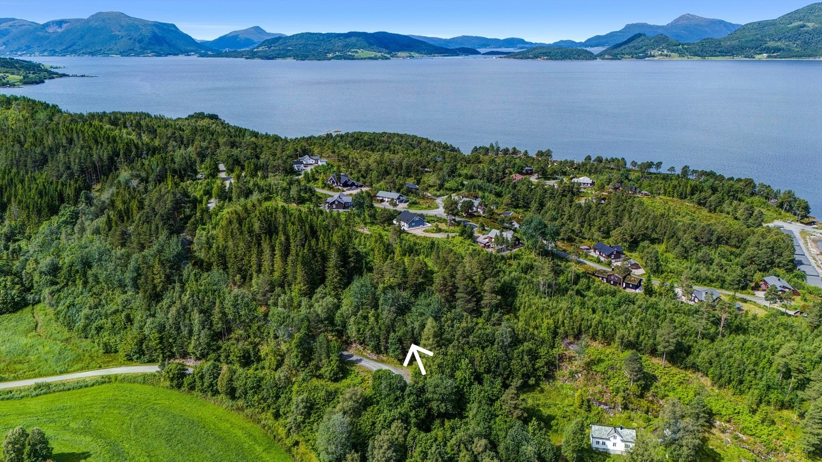 Pilen viser ca-beliggenhet av tomten. Se eiendomskart for spesifikke tomtegrenser Galleribilde