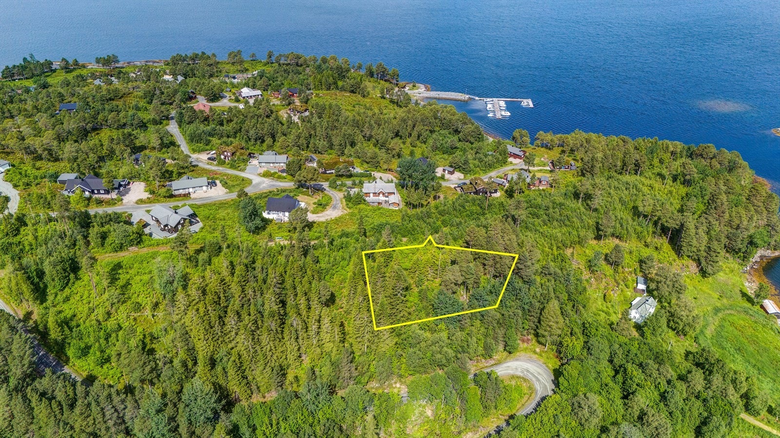 Klokkarbukta ligger fint til vendt mot vest. (NB! Markert omriss er omtrentlig. Se eiendomskart for spesifikke tomtegrenser) Galleribilde