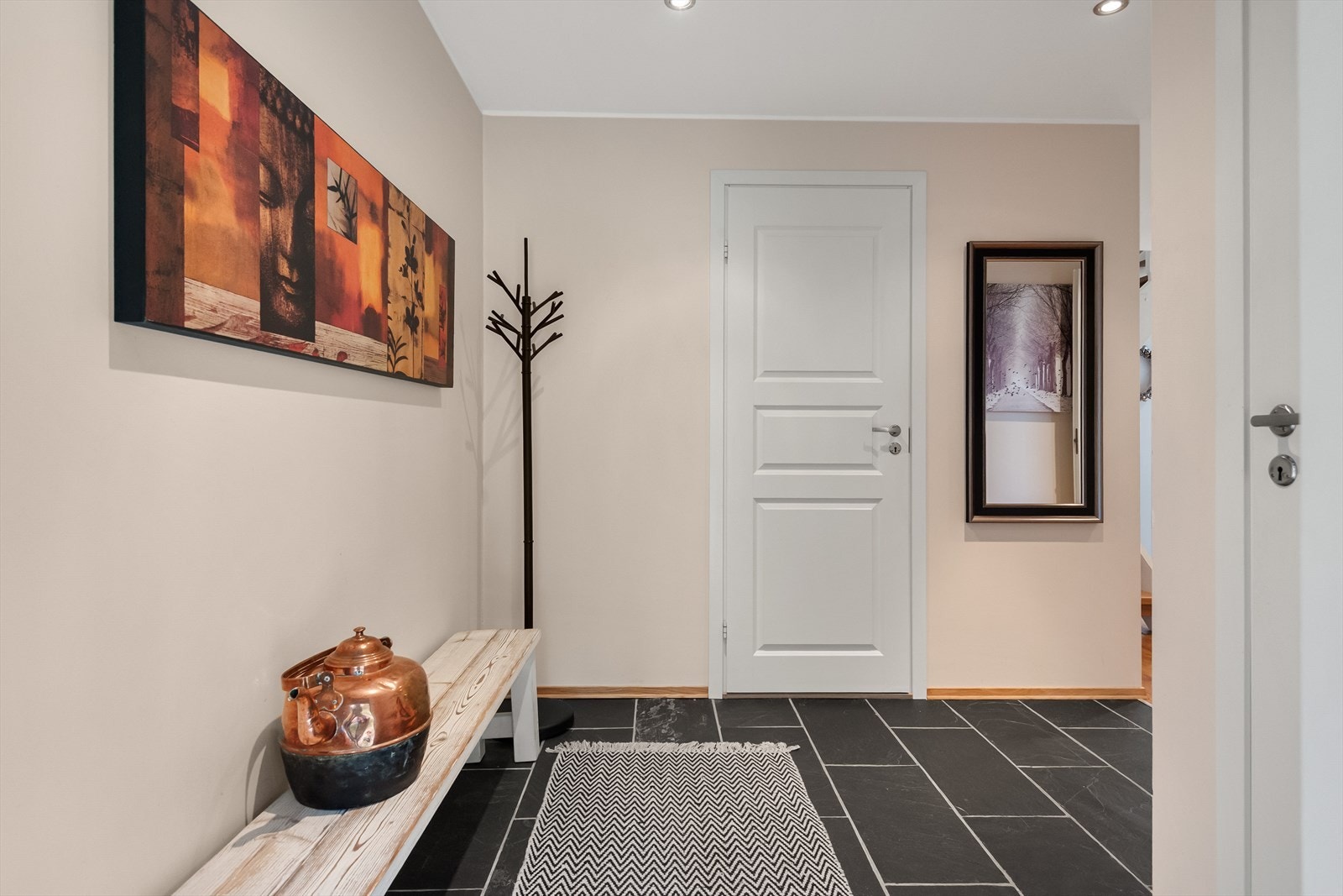 Romslig entré. Galleribilde