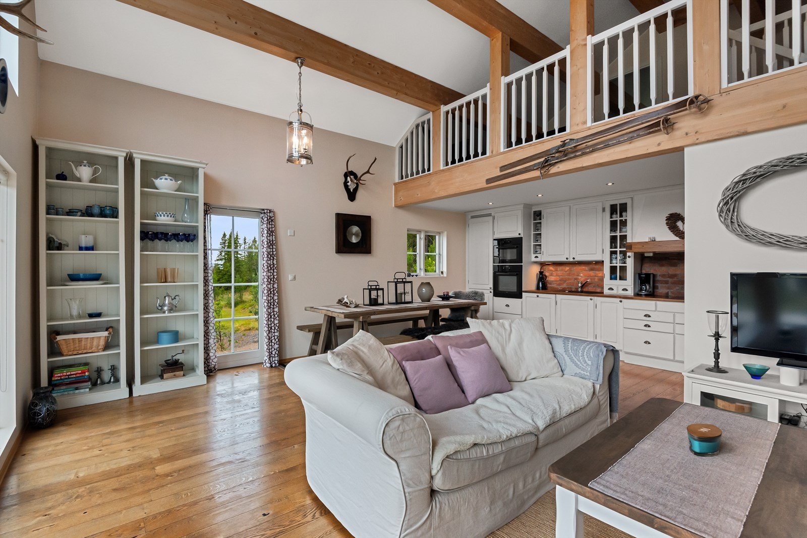 Fra stua er det utgang til uteplassen. Galleribilde