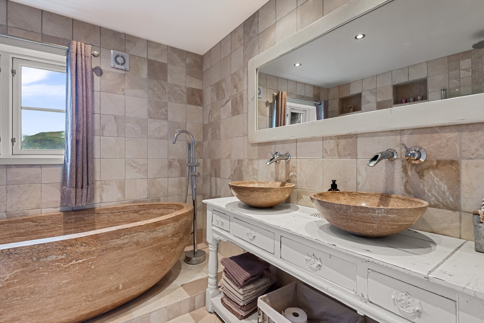 Eksklusiv dobbelvask med moderne design og stilrene detaljer. Galleribilde