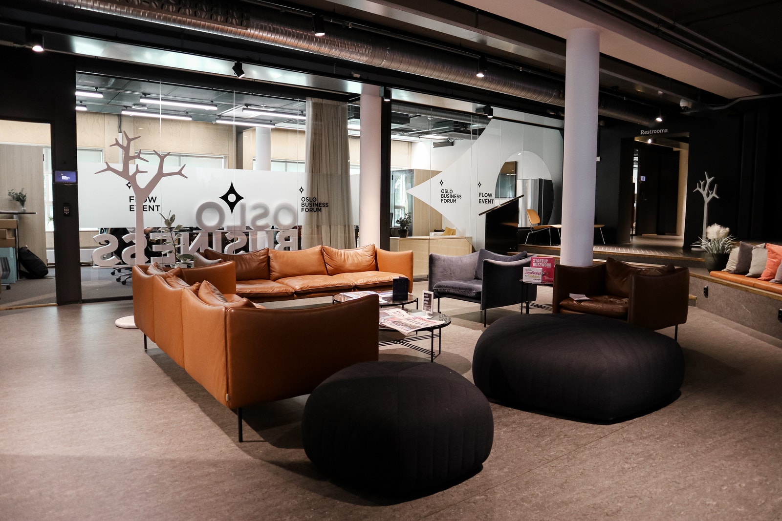 Ved resepsjonen har vi fine fellesområder der gjestene dine kan drikke kaffe, lese avis og slappe av før møter. Galleribilde