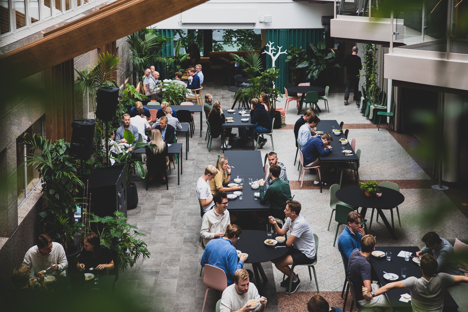 I restauranten vår serveres det varm og god lunsj hver dag, og kaféen vår frister med alt fra smoothies til nybakte boller og kaffe. Galleribilde