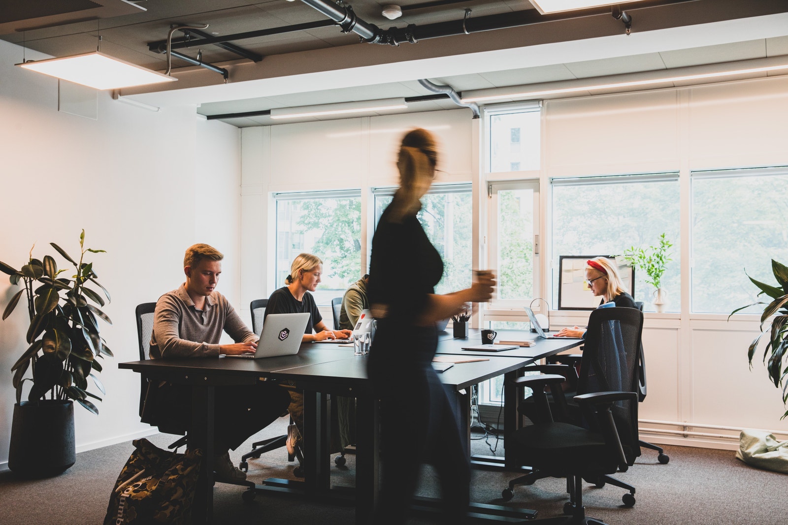 Eksempel på et kontor for 6 personer. Inkludert i leien følger hev-senk pulter og kontorstoler. Galleribilde