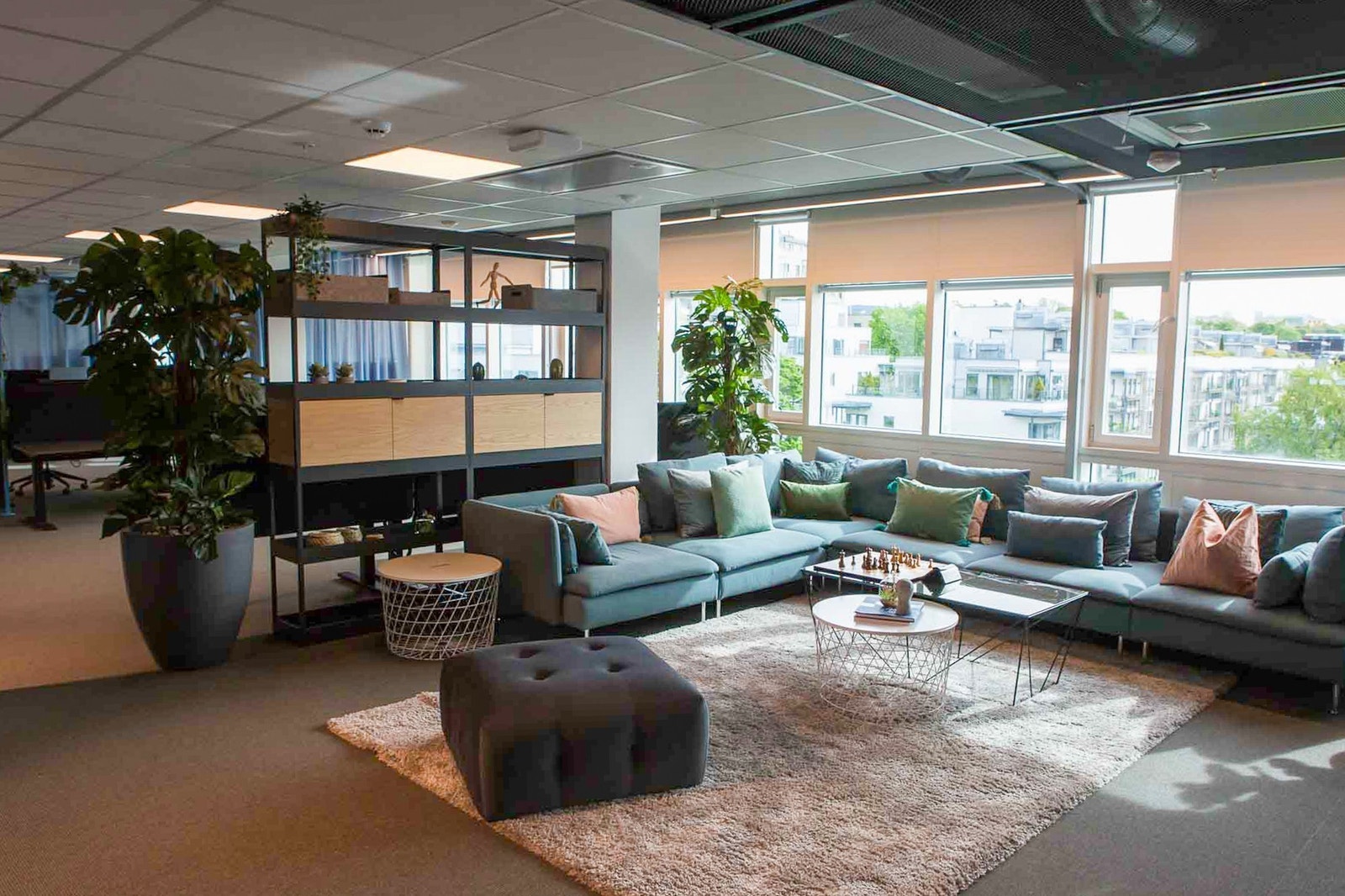 Innred kontoret slik du vil, for eksempel med sosiale soner som samler teamet. Galleribilde