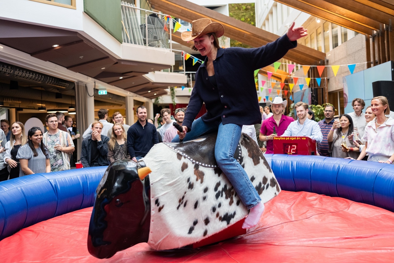 Møt spennende mennesker, skap nye muligheter og ha det gøy på jobb. Galleribilde