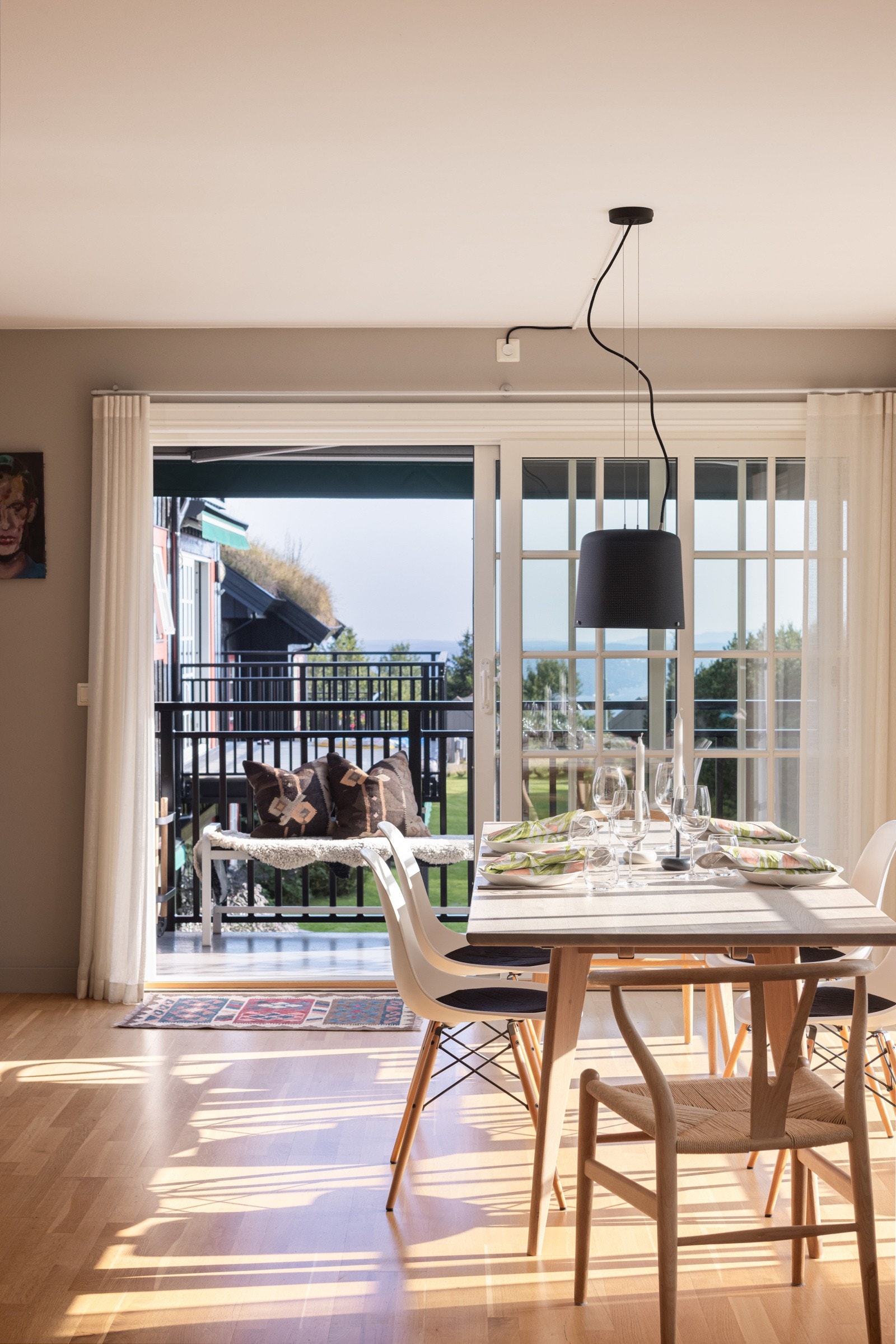 Fra stuen har du direkte utgang til balkong på ca. 22 m², hvor både sol og utsikt kan nytes. Galleribilde