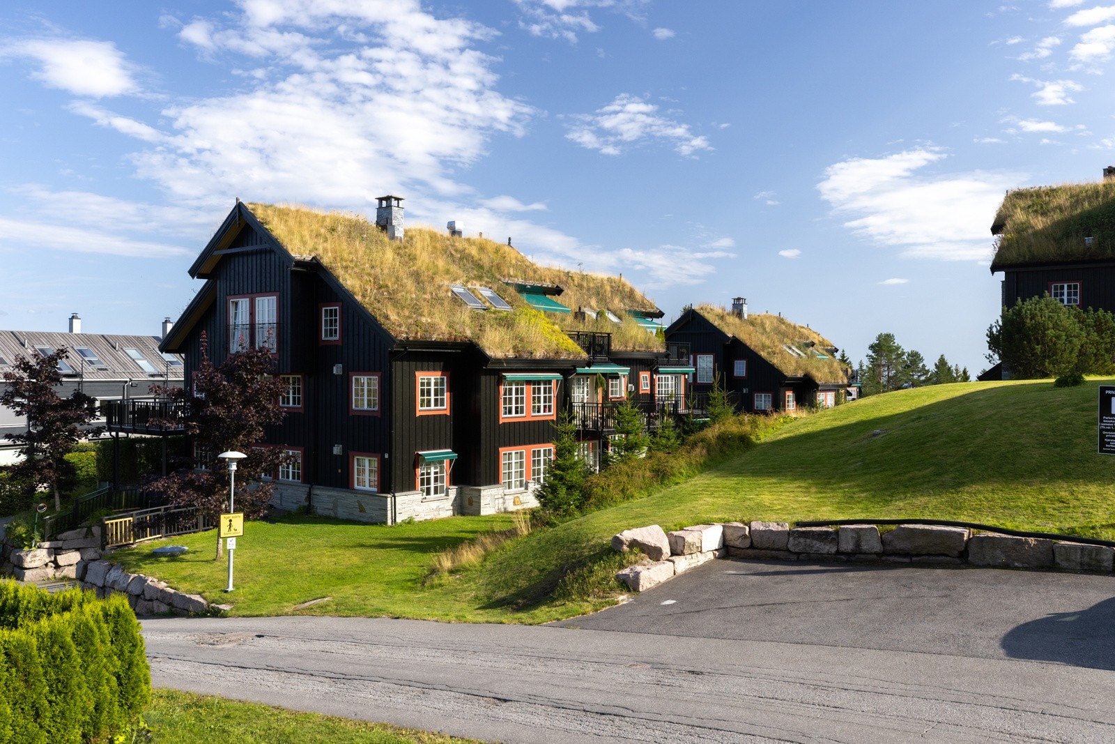 Mellom bygningene slynger det seg gangstier, og området byr også på en koselig lekeplass forde minste. Galleribilde
