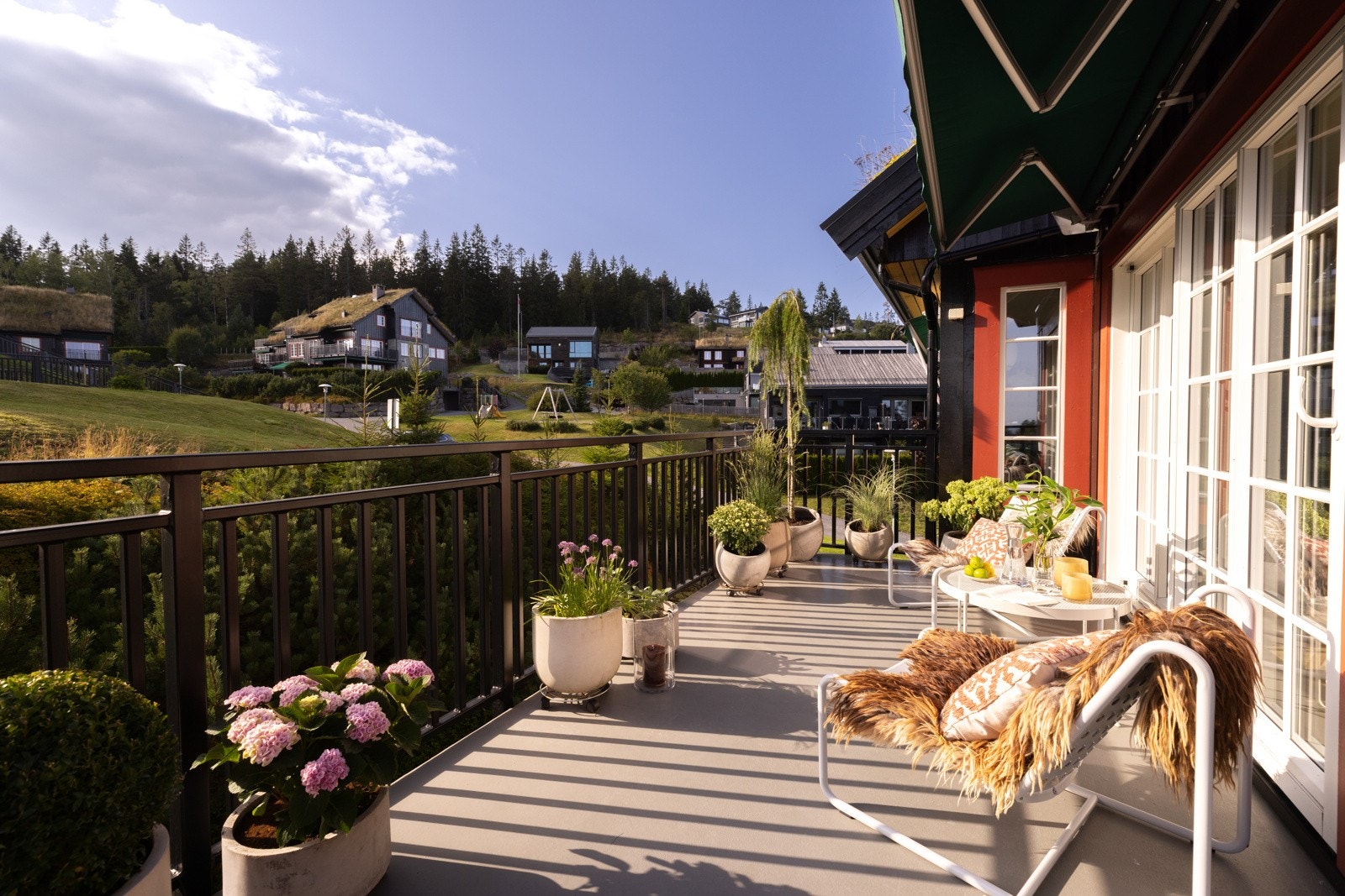 Drømmer du om en lys, gjennomgående og stilfull leilighet med solrik balkong og nydelig utsikt? Da er Thorleif Haugs vei 7 verdt et nærmere blikk. (Foto: Scott Kvitberg / Fotostallen) Galleribilde