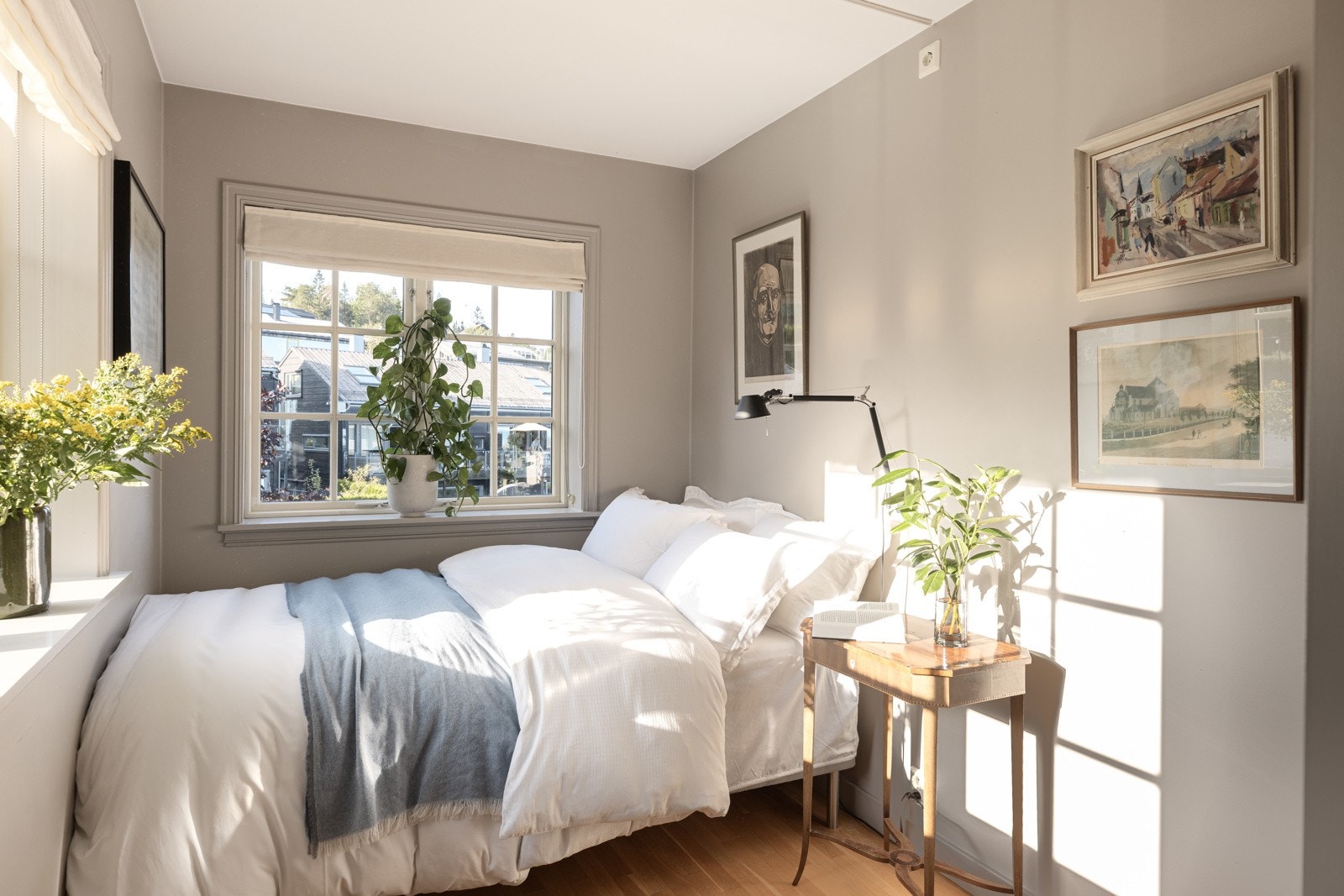 Boligen har to soverom og et bibliotek, sistnevnte benyttes i dag som soverom. Galleribilde