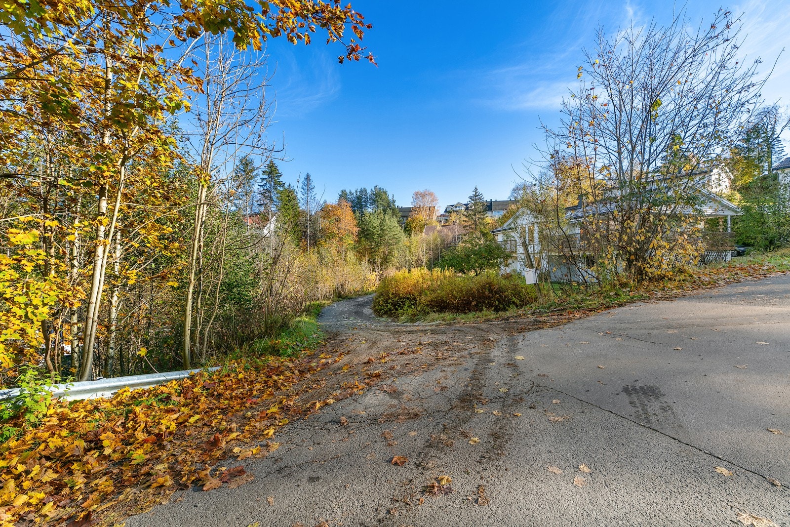 Eiendommen ligger fint til i en blindvei. Galleribilde