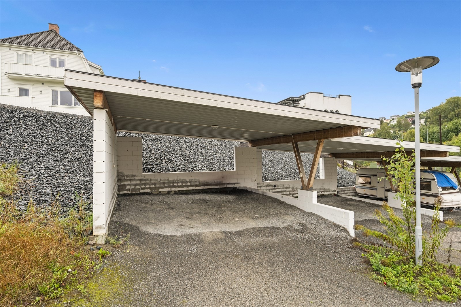 Parkeringsplass i carport medfølger Galleribilde