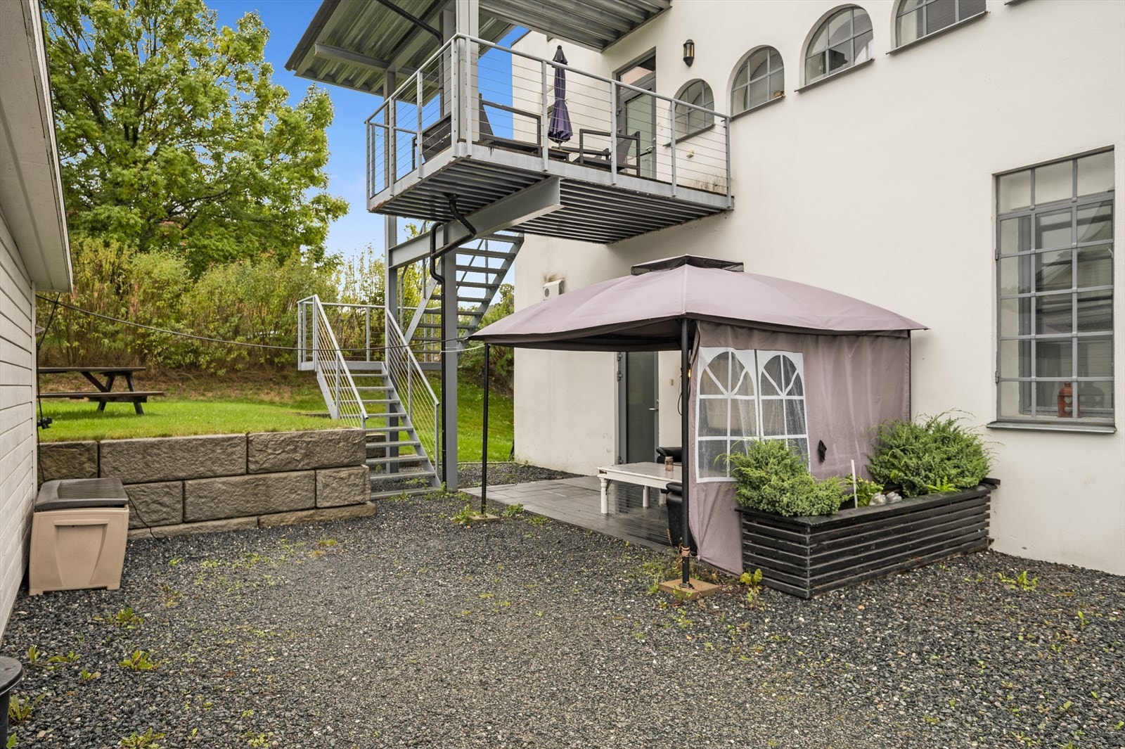 Hyggelig uteområdet og egen platting med blomsterkasse. Boligen har trappfri adkomst. Galleribilde