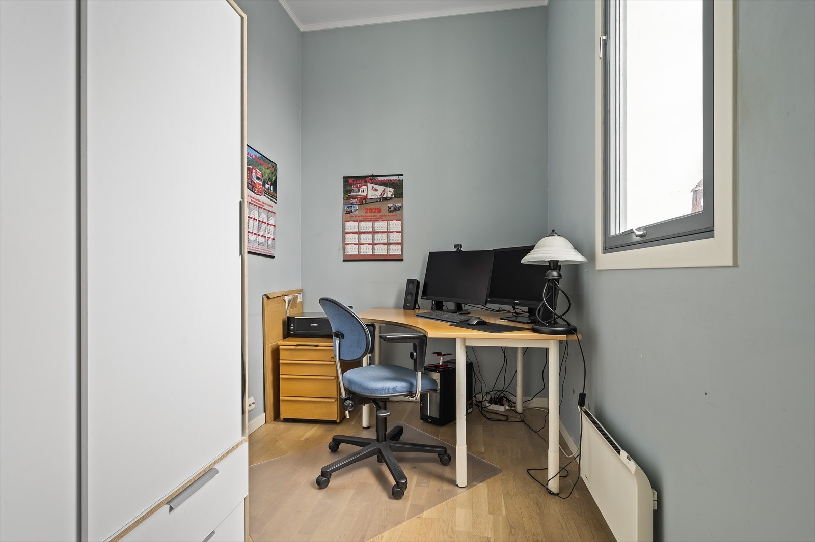 Boligen har 2 soverom - her fra det minste soverommet, barnerom/gjesterom/ kontor. Garderobeskap medfølger Galleribilde