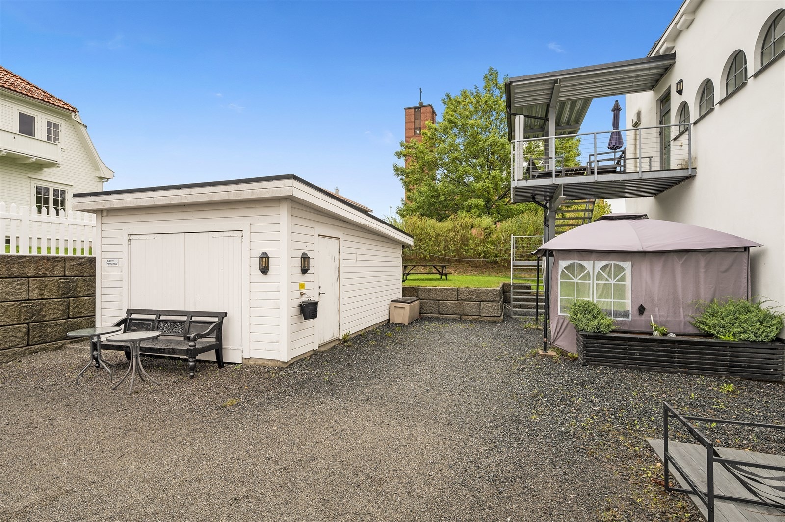 Det medfølger i tillegg egen utebod plassert i felleslokalet/bygning for borettslaget Galleribilde