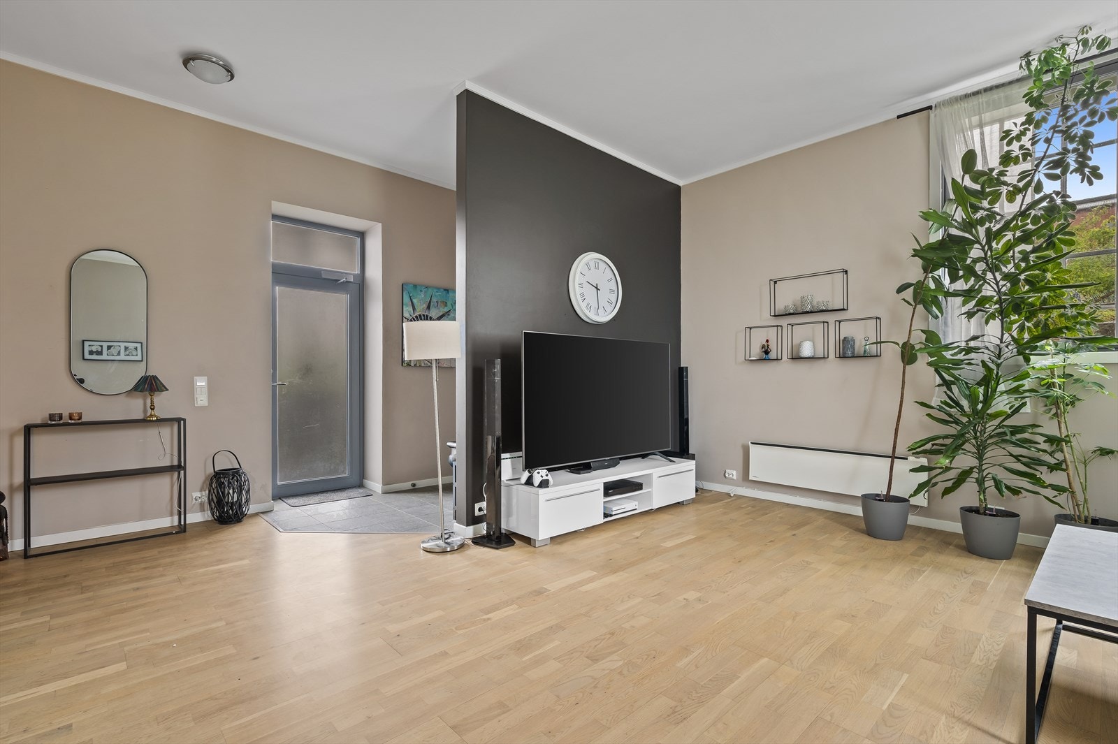 Boligen har elektrisitet som oppvarmingskilder og det er varmekabler under flis på entré og på badet Galleribilde