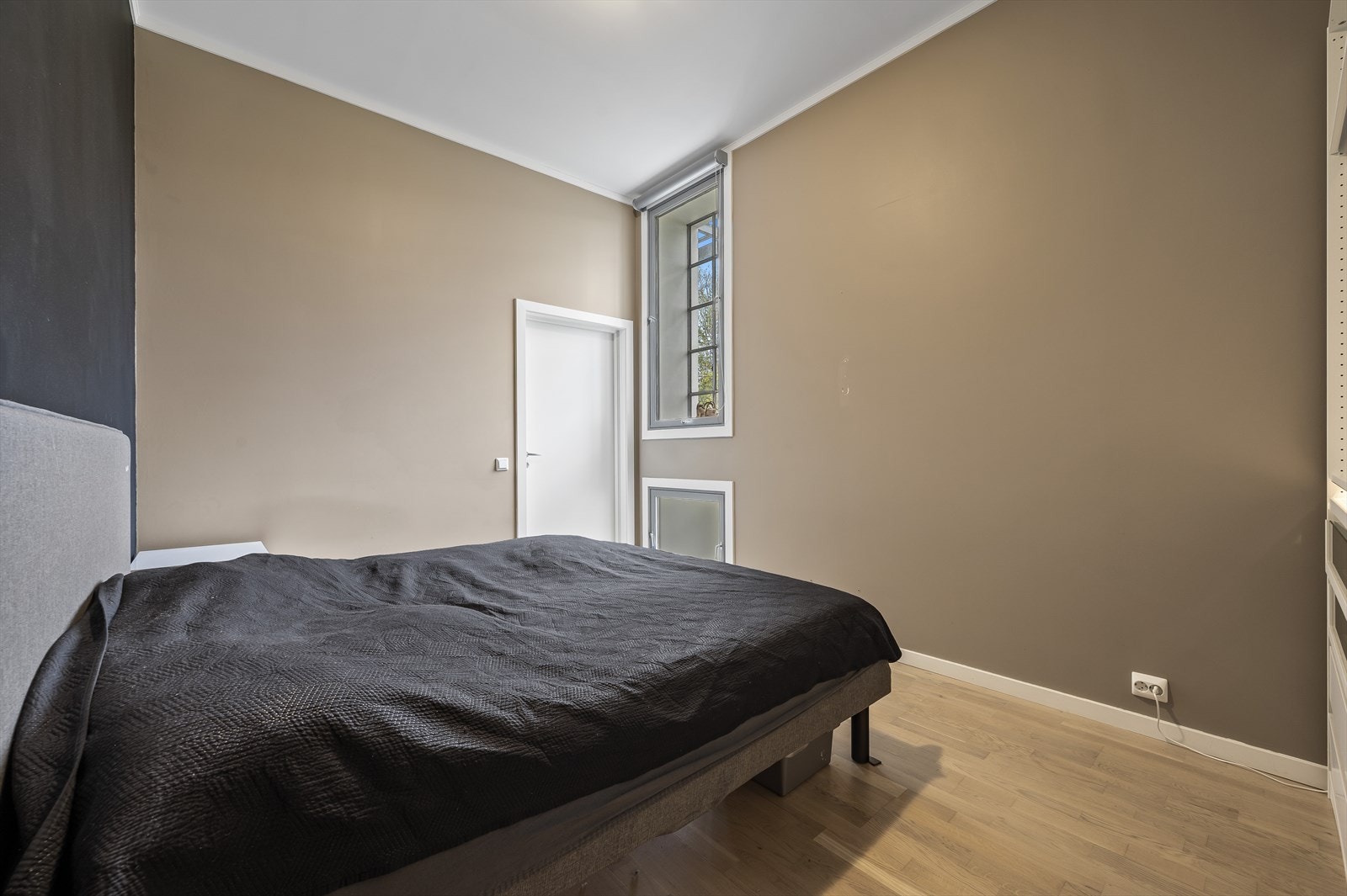 Pene og gjennomførte fargevalg på veggene i hele boligen Galleribilde