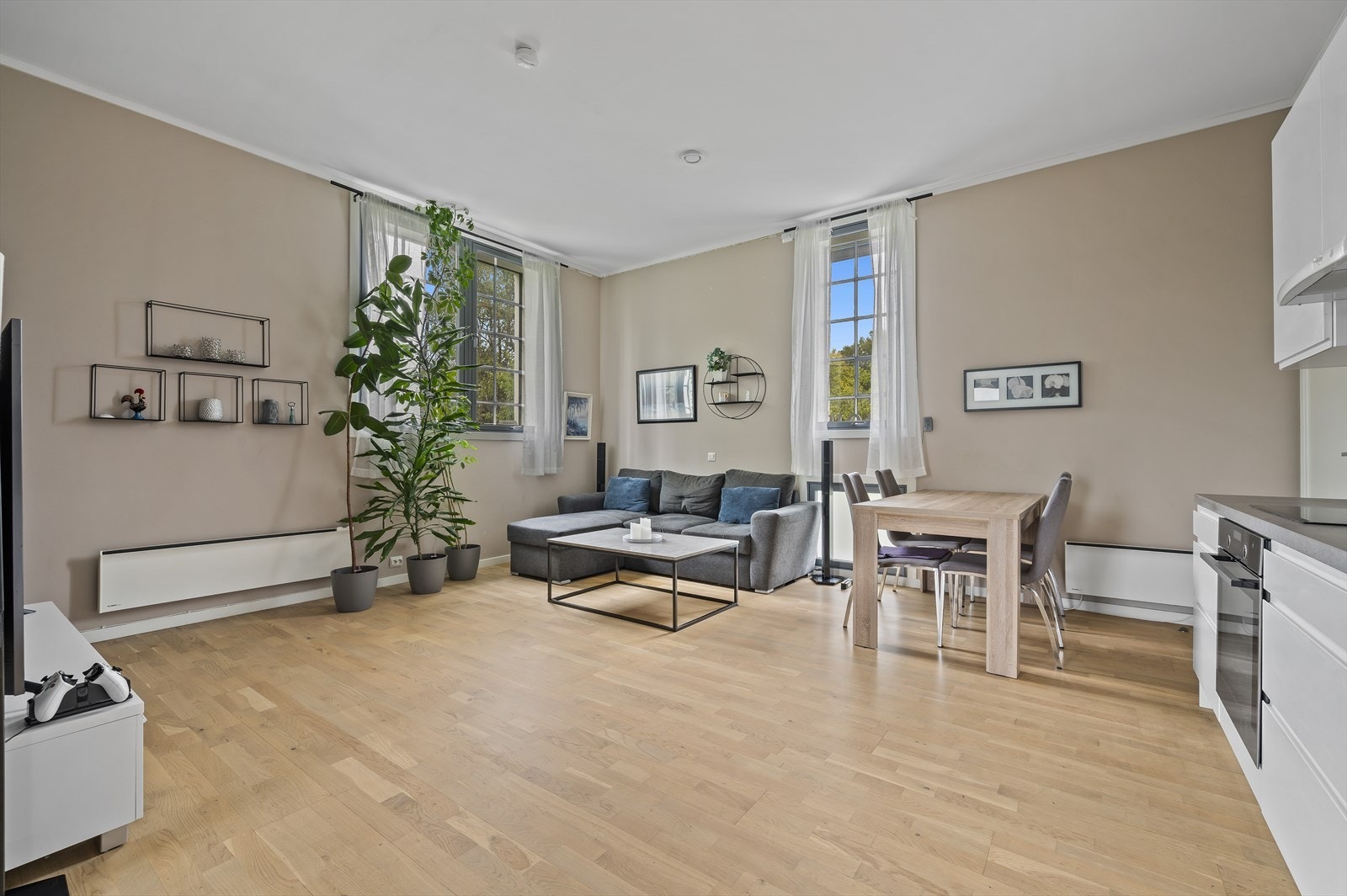 Kabelhuset på Notodden - Det er høyt under taket og høye vinduer gir godt med lys inn i leiligeten. Boligen har balansert ventilasjonsanlegg. Galleribilde